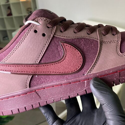 Nike SB Dunk Low “City of Love”