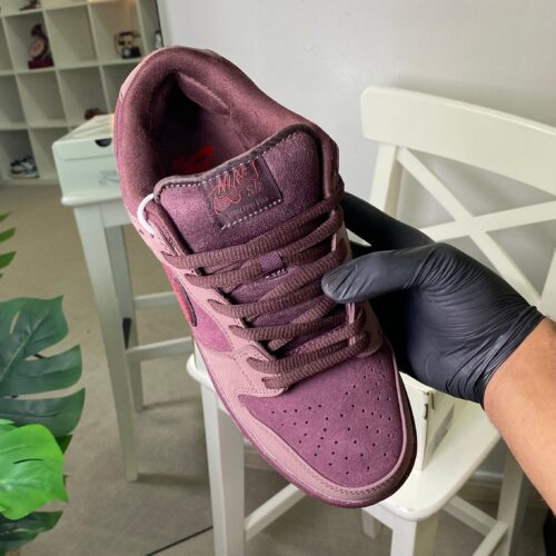 Nike SB Dunk Low “City of Love”