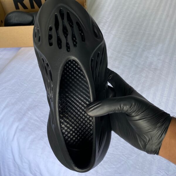 Yeezy Foam Runner “Carbon” sandals